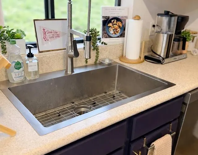 Vino & Vibes | 3br | Hot Tub + Views + Game Holiday home