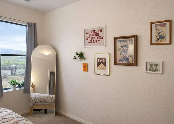 Holiday home Vino & Vibes | 3br | Hot Tub + Views + Game *