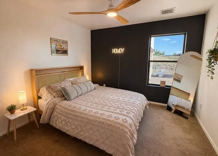 Vino & Vibes | 3br | Hot Tub + Views + Game Holiday home *