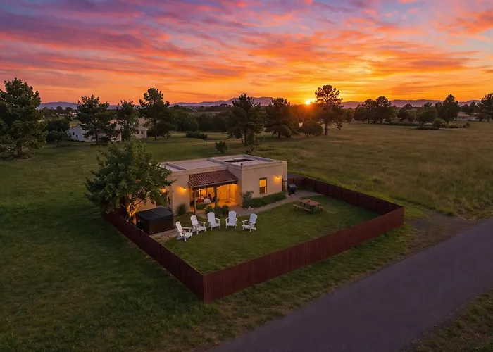 Holiday home Vino & Vibes | 3br | Hot Tub + Views + Game