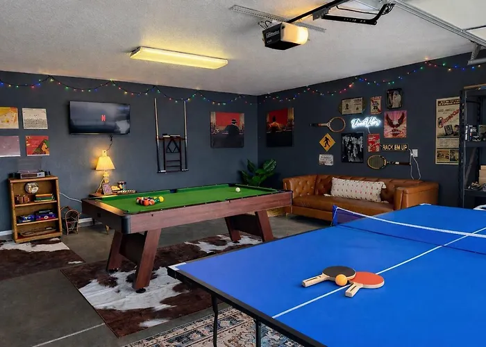 Holiday home Vino & Vibes | 3br | Hot Tub + Views + Game *