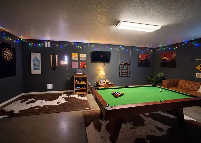 Holiday home Vino & Vibes | 3br | Hot Tub + Views + Game *