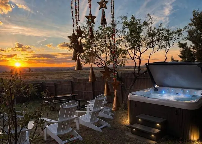 Holiday home Vino & Vibes | 3br | Hot Tub + Views + Game *