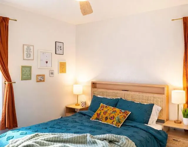 Holiday home Vino & Vibes | 3br | Hot Tub + Views + Game *
