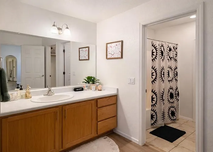 Vino & Vibes | 3br | Hot Tub + Views + Game Holiday home *